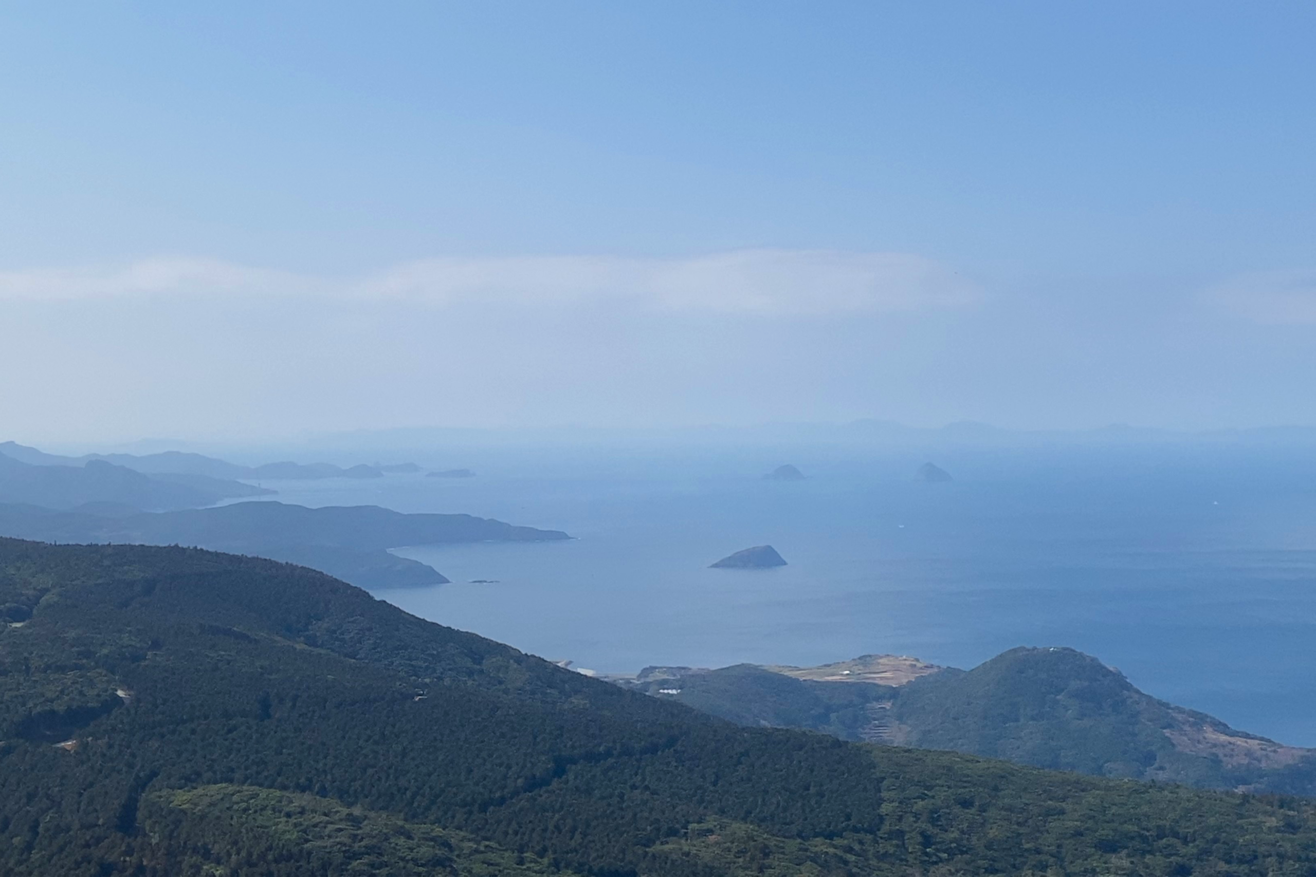 安満岳の原生林と山頂